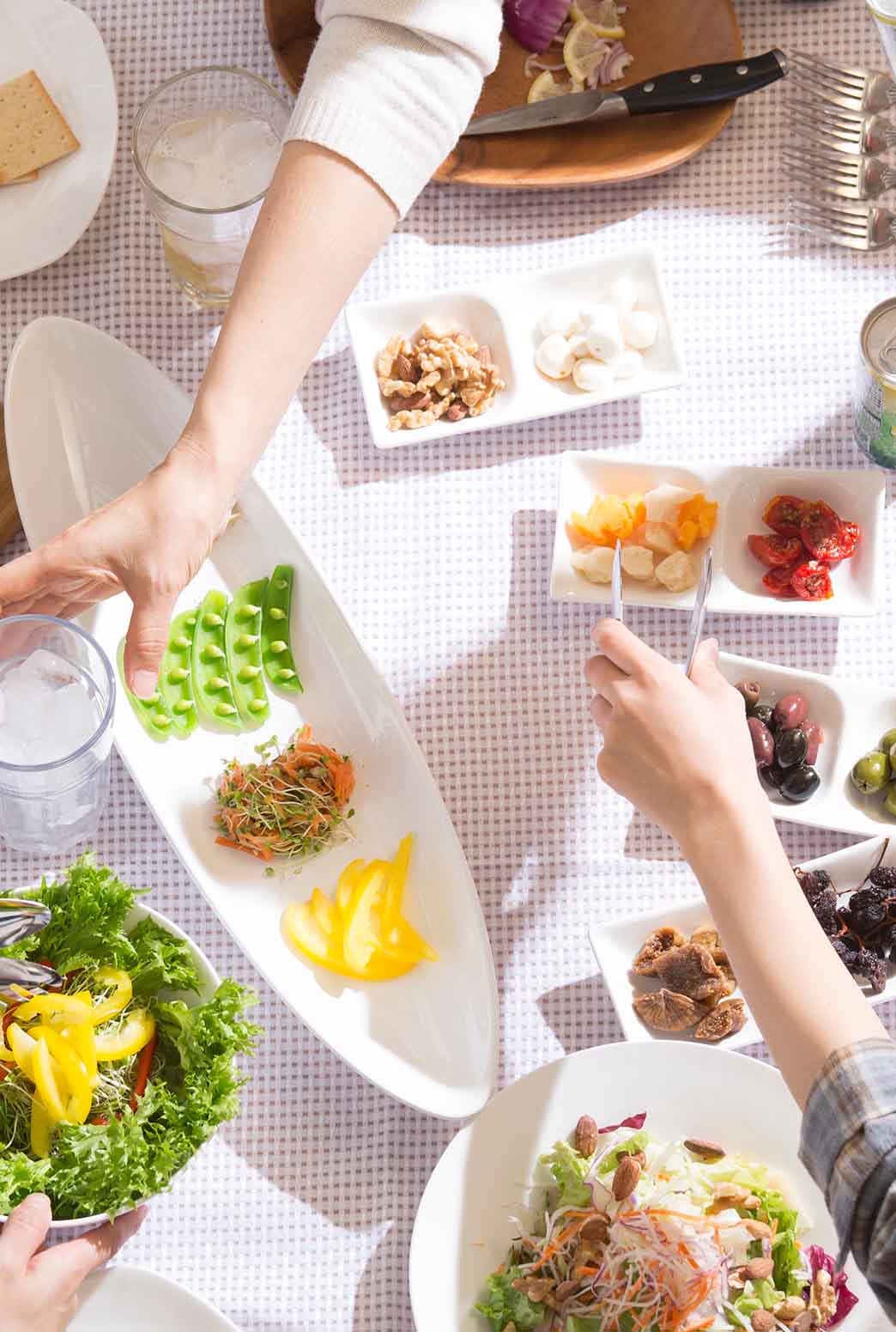 季節の野菜を中心としたヘルシーな食事を楽しむ様子