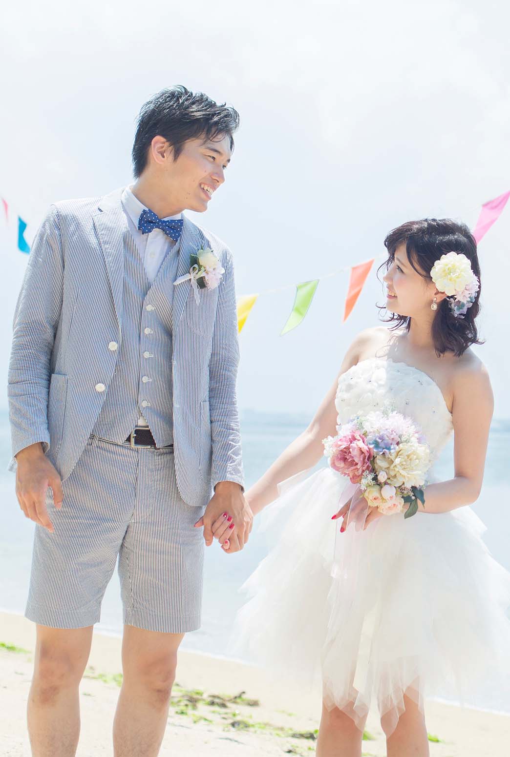 婚活で成婚となった男女が沖縄を感じさせるガーデンで結婚式を挙げる様子